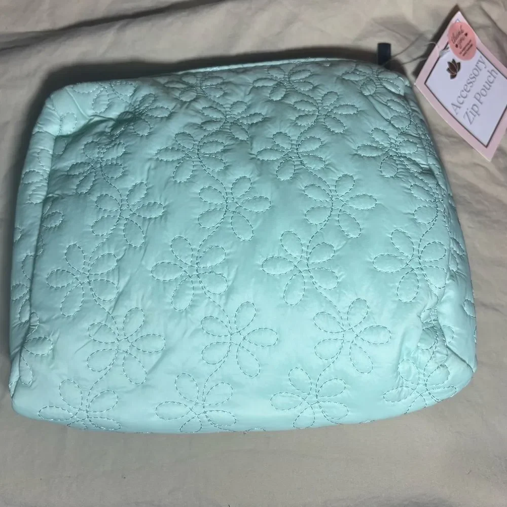 New Pastel Green Floral Quilted Cosmetic Zipper Pouch Travel Accessory NWT 8”x9”